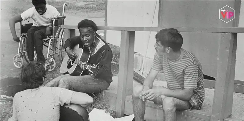 ¿D&где можно посмотреть документальный фильм "Crip Camp" производства Обамы?