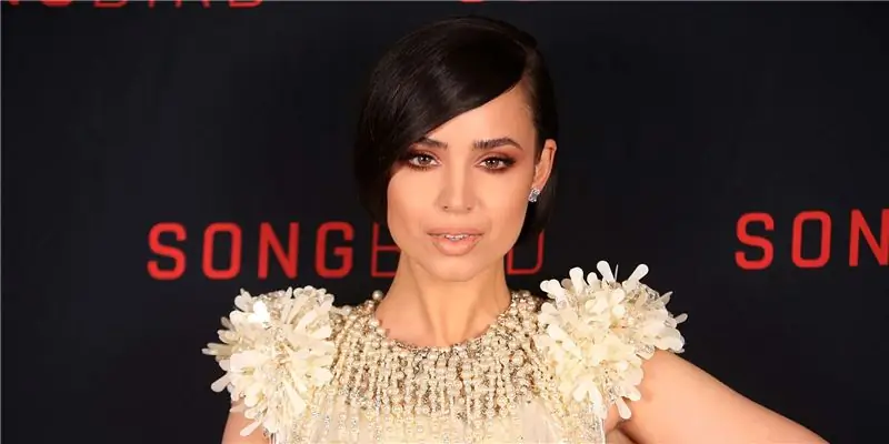 Sof&ía Карсон представляет Songbird в невероятном платье от Prada