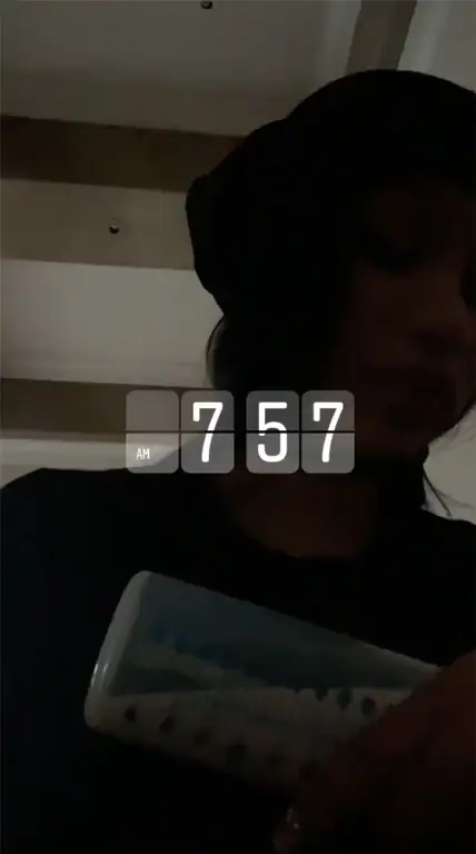 Cardi B кормит сына Cardi B кормит сына