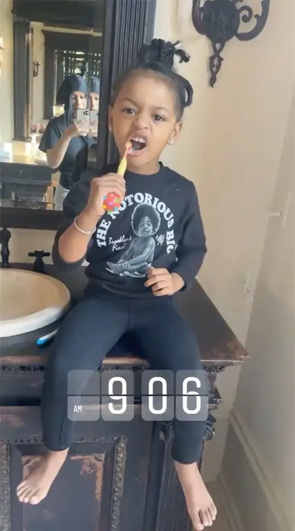 Cardi B кормит сына Cardi B кормит сына