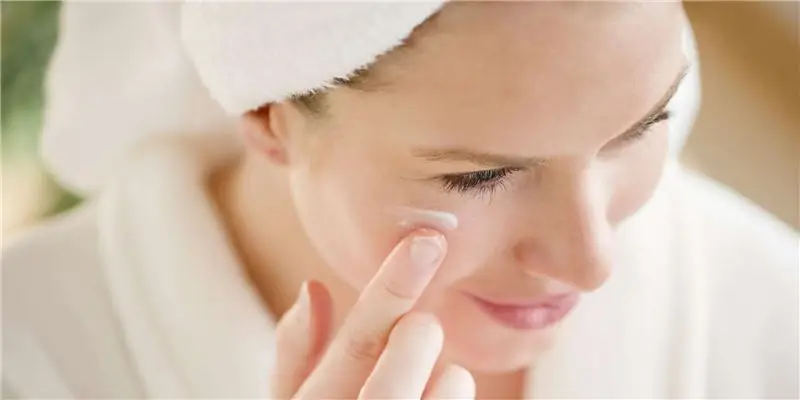 Лучшие солнцезащитные кремы с ингредиентами для ухода за кожей