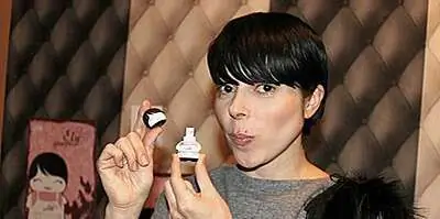 Эли Герра представляет свою маленькую куклу повара