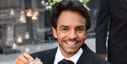 Eugenio Derbez дал ему&ó; Алессандре Розальдо на свадебном приеме &iкроме мотоцикла