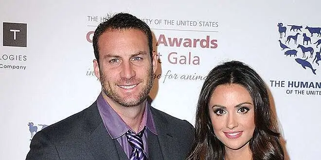 Он покончил жизнь самоубийством&ó; муж модели Кэти Клири, с которой он был связан&ór; с Лео Ди Каприо