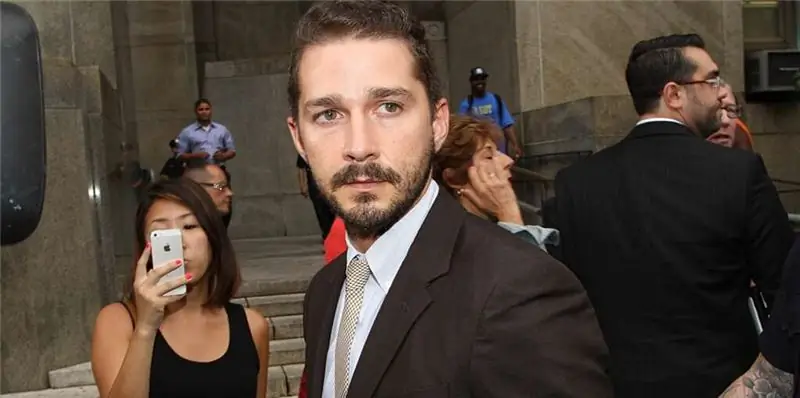 Студент из Оксфорда просит Шайю ЛаБафа ударить его по лицу