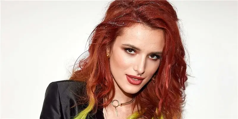 Белла Торн поцеловалась с моделью Кирой Санторо в конце года