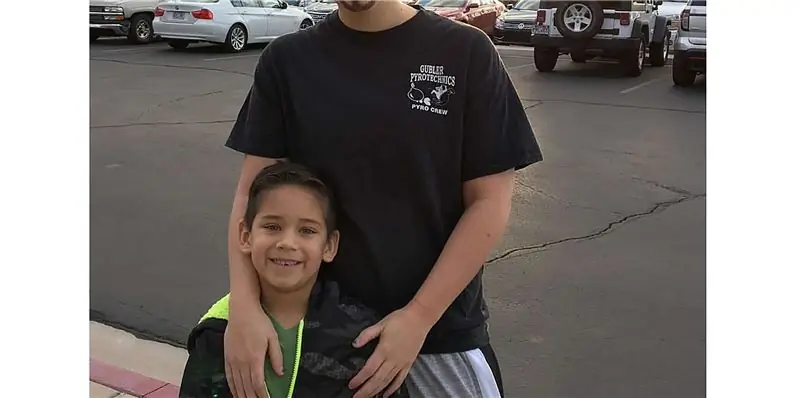 Мать притворяется мужчиной, чтобы быть с сыном