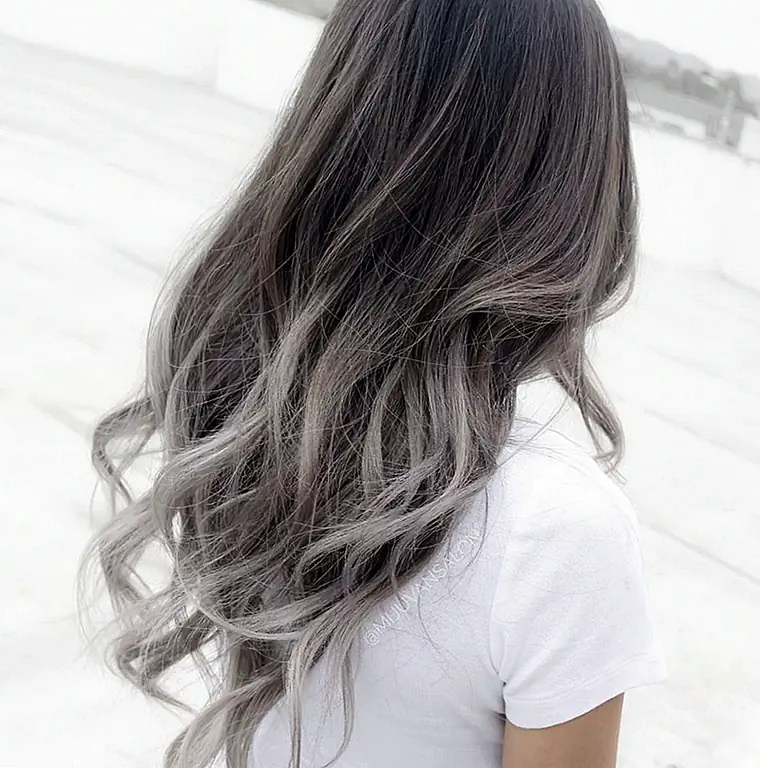 Этот тренд волос Ombré Grey заставит вас сразу же раскрасить волосы