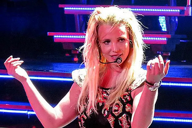 Смотреть: Бритни Спирс имеет серьезные проблемы с волосами во время работы в Лас-Вегасе