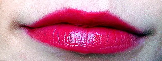 Его кремообразная и гладкая текстура легко скользит по губам, оставляя их мягкими и увлажненными на пару часов. Цвет, вместо этого, будет длиться, по крайней мере, в два раза быстрее, медленно исчезая в красивое пятно, когда пройдут часы. Хорошее, тонкое пятно - это все, что осталось на губах после того, как вы позавтракали. Конечно, вы всегда можете повторить его, но мне нравится оттенок, который он оставляет на моих губах.