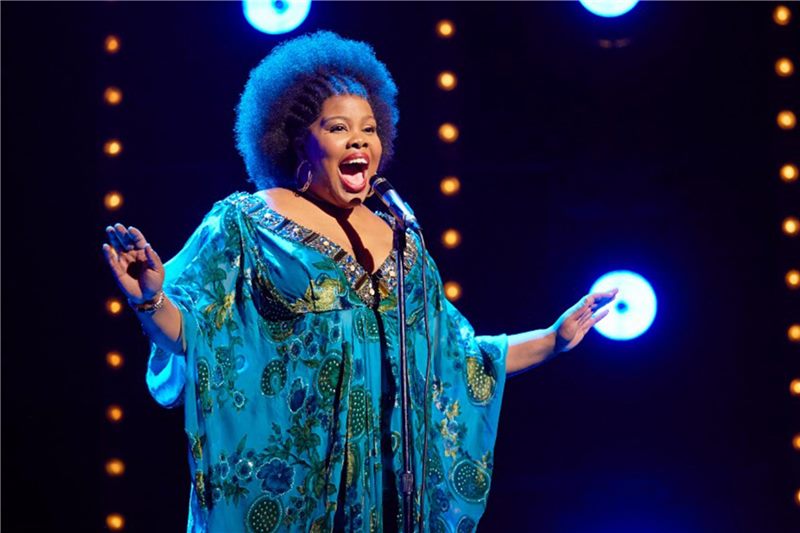 Лэнс Басс празднует 21-й день рождения NSYNC с изображением возврата моды 90-х