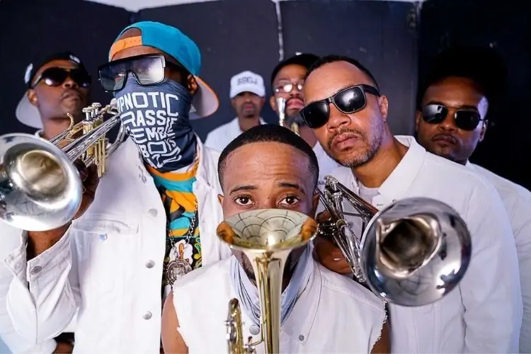 Группа Hypnotic Brass Ensemble представлена в шести городах Испании