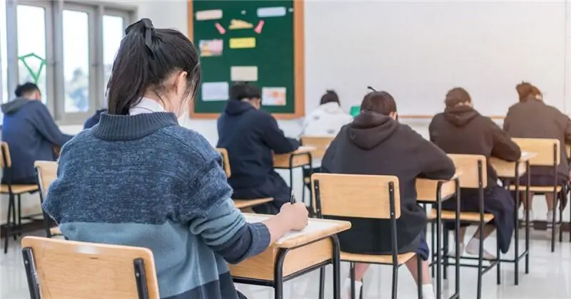 В июне Всегреческий - Продление года без очных занятий и посещением студентов в две смены