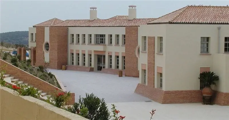 Замок после 85 лет в Ziridis Schools