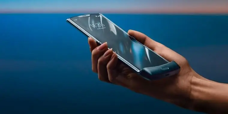 Новый Razr раскладывается, превращаясь в смартфон обычного размера