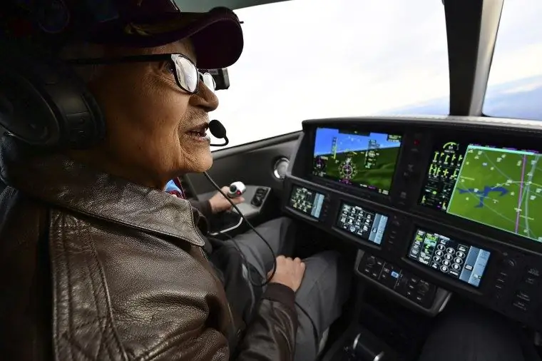 Макги летит на Cirrus SF50 Vision Jet с помощью пилота Бони Калдейра 6 декабря 2019 года, за день до своего 100-летия Макги летит на Cirrus SF50 Vision Jet с помощью пилота Бони Калдейра 6 декабря 2019 года, за день до своего 100-летия