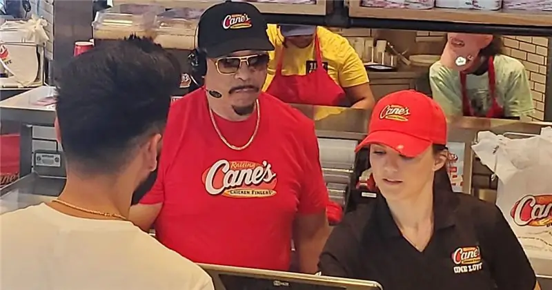 Ice-T раздает чай со льдом на мероприятии Raising Cane’s в честь Национального дня чая со льдом