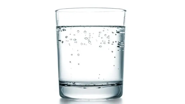 Газированная, освежающая газированная вода более кислая, чем чистая негазированная вода