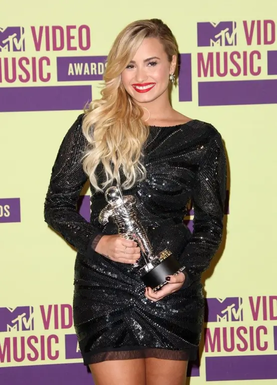 Деми Ловато, 2012 MTV Video Music Awards, красная дорожка, светлые волосы Деми Ловато