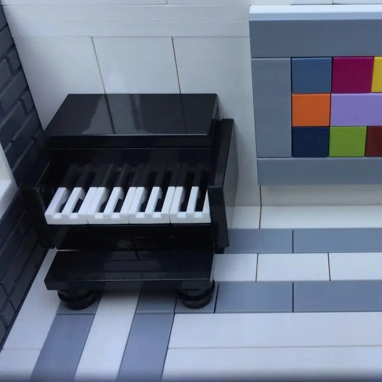 У Австрийки есть все детали, связанные с ее домами-копиями Lego У Австрийки есть все детали, связанные с ее домами-копиями Lego