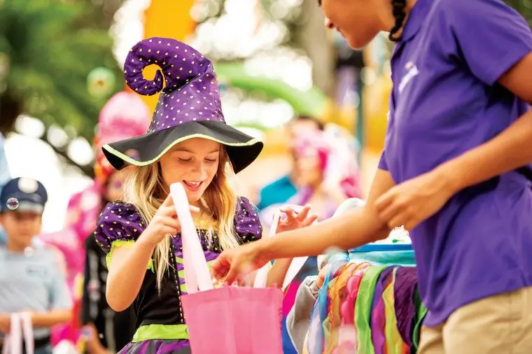 В SeaWorld Orlando's Halloween Spooktacular дети могут поиграть в шутки или угощения, увидеть парад Хэллоуина и сфотографироваться с различными персонажами на тропе уловки или угощения