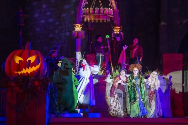 Во время Hocus Pocus Villain Spelltacular сестры Сандерсон присоединяются к классическим злодеям Диснея для жуткого представления