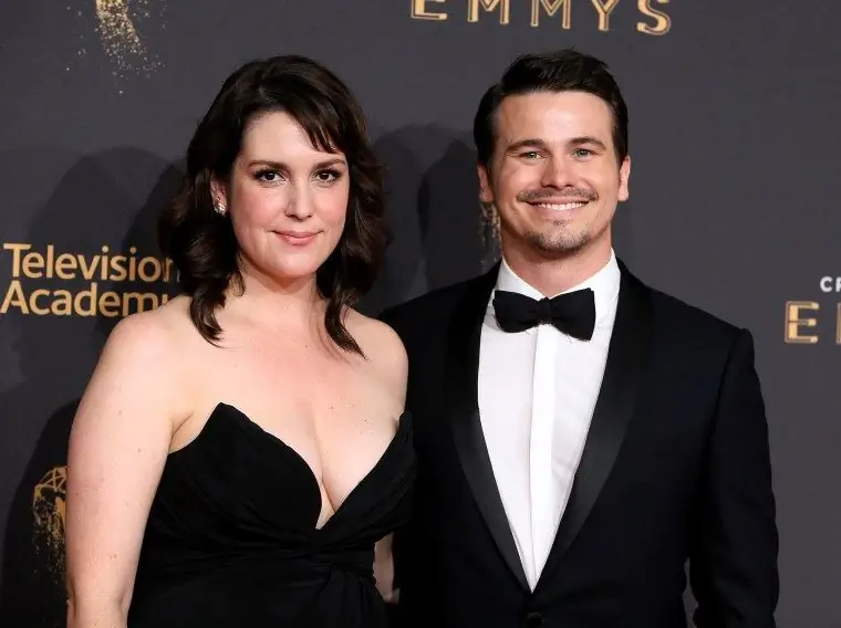 Актриса Мелани Лински и актер Джейсон Риттер на церемонии вручения премии Creative Arts Emmy Awards 2017 в Microsoft Theater 10 сентября 2017 года в Лос-Анджелесе, Калифорния Актриса Мелани Лински и актер Джейсон Риттер на церемонии вручения премии Creative Arts Emmy Awards 2017 в Microsoft Theater 10 сентября 2017 года в Лос-Анджелесе, Калифорния
