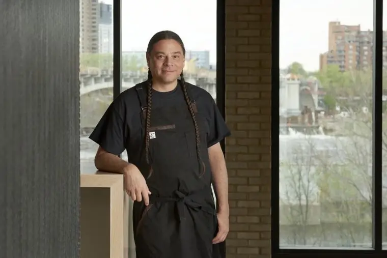 Шон Шерман в своем новом ресторане Owamni by The Sioux Chef Шон Шерман в своем новом ресторане Owamni by The Sioux Chef