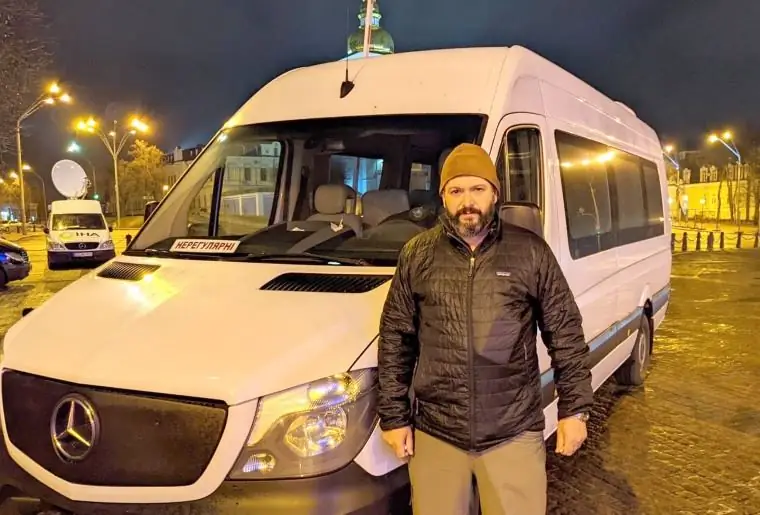 Брайан Стерн в Киеве с одной из машин, на которых операция «Динамо» спасает людей и доставляет их в безопасное место