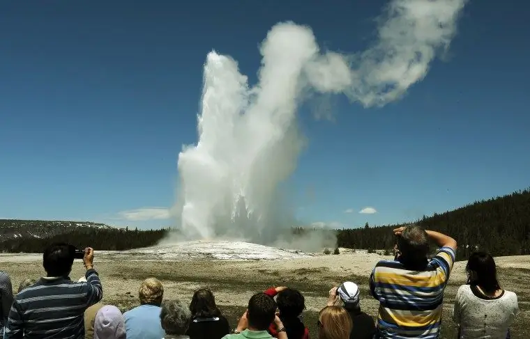 Гейзер Old Faithful, Йеллоустонский национальный парк Гейзер Old Faithful, Йеллоустонский национальный парк