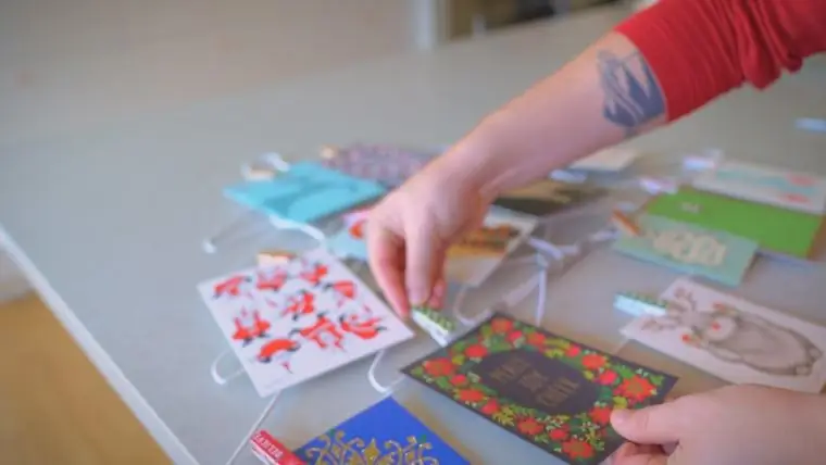 Пусть красивые праздничные открытки станут украшением вашей вешалки!