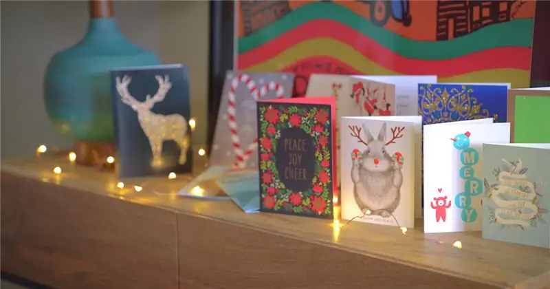 Попробуйте сделать праздничную открытку своими руками с помощью проволочных вешалок