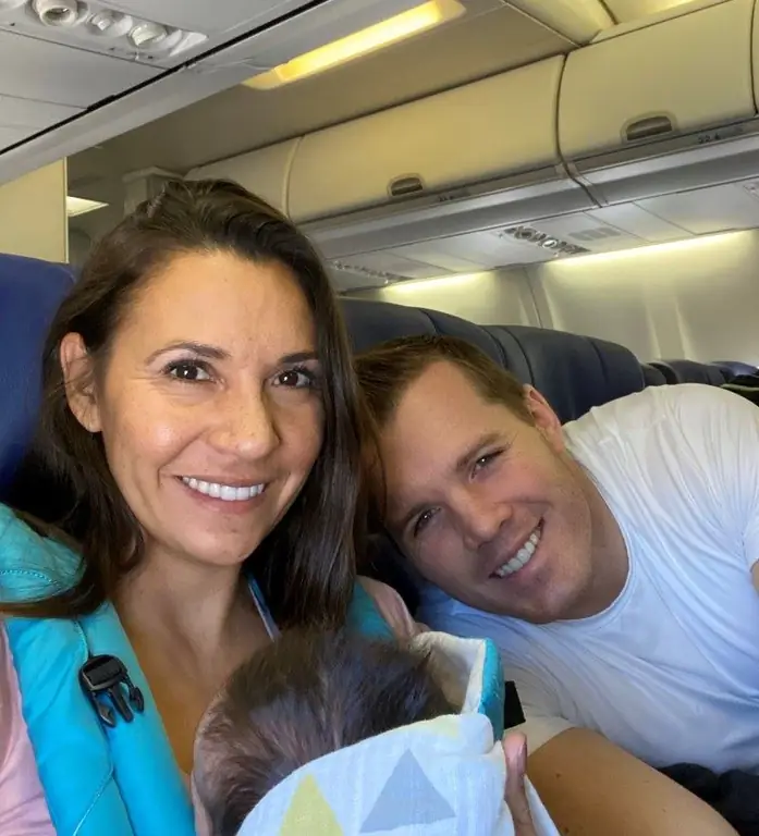 Дастин и Карен Мур недавно улетели домой рейсом Southwest Airlines после того, как забрали свою приемную новорожденную дочь Дастин и Карен Мур недавно улетели домой рейсом Southwest Airlines после того, как забрали свою приемную новорожденную дочь
