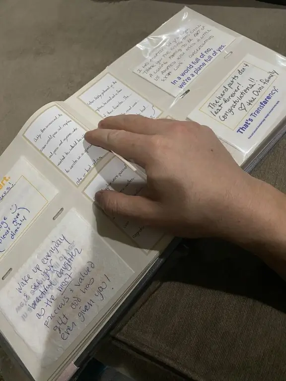 Пассажиры писали советы на салфетках, которые потом раздавали новоиспеченным родителям Пассажиры писали советы на салфетках, которые потом раздавали новоиспеченным родителям