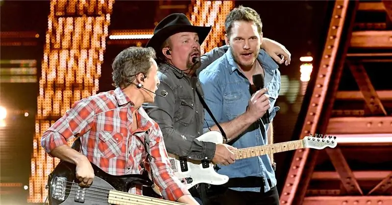 Крис Пратт присоединился к Гарту Бруксу для неожиданного выступления на iHeartRadio Awards