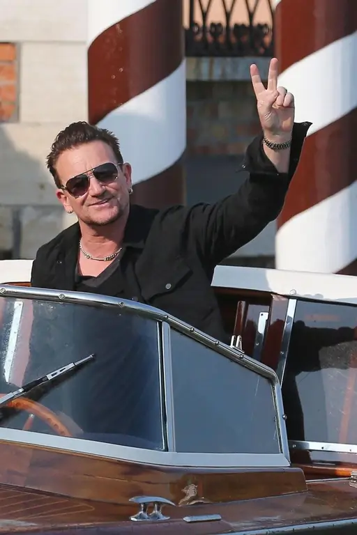 Солист U2 Боно также присутствовал на вечеринке Солист U2 Боно также присутствовал на вечеринке