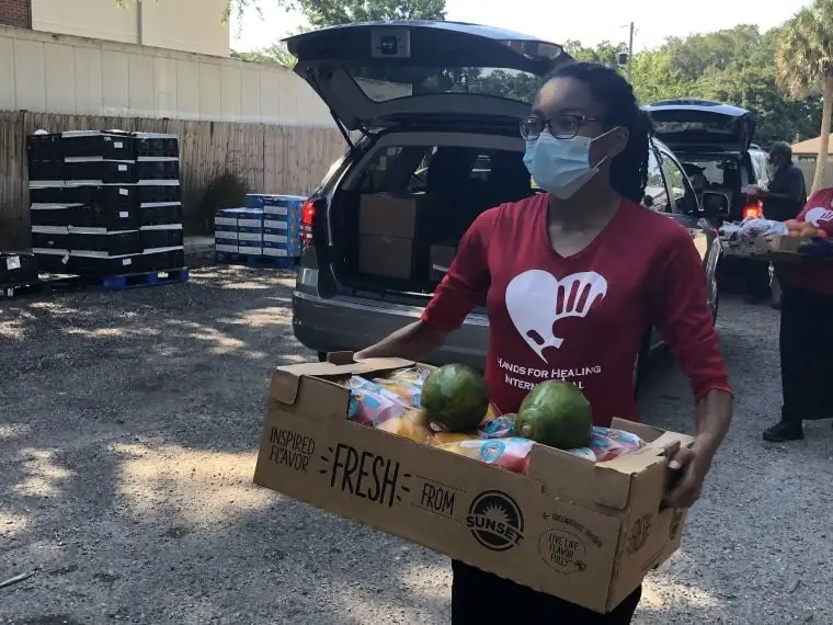 Second Harvest собирает продукты для нуждающихся семей