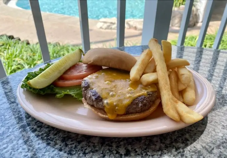 Этот чизбургер в Disney's Beach Club Resort был вкусным, но потерял баллы из-за доплаты за гарнир