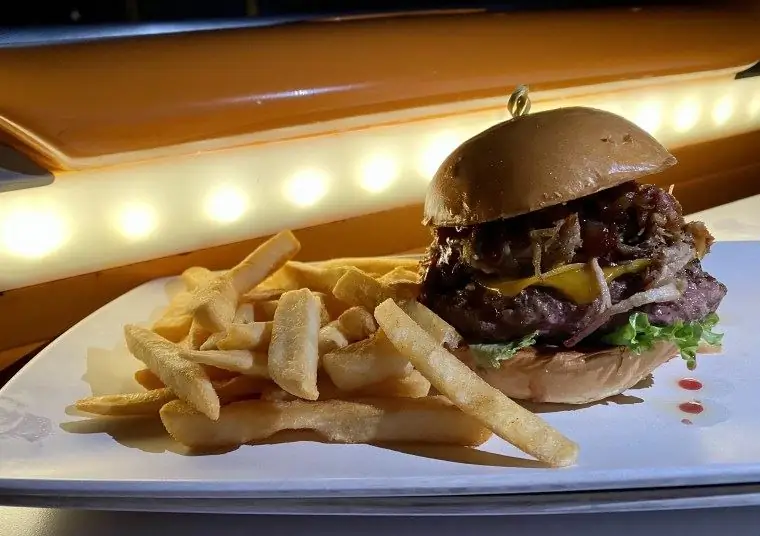 Драйв-ин BBQ Burger в ресторане Sci-Fi Dine-In Theatre никогда не разочаровывает