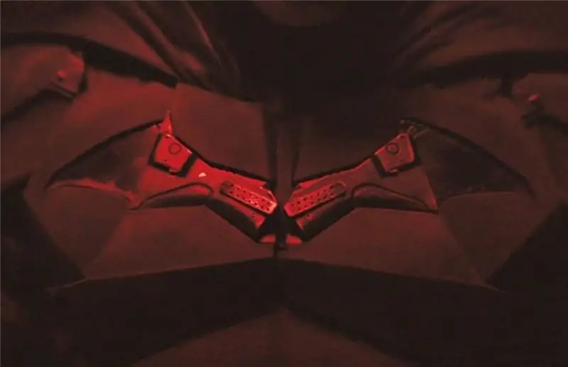 Режиссер Бэтмена Мэтт Ривз представляет первый взгляд на костюм Бэтмена