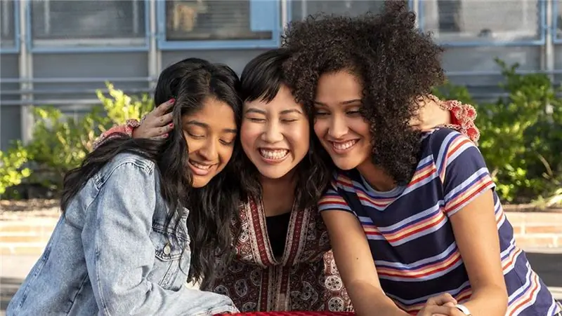 Never Have I Ever: ОБЗОР 1-го сезона - Минди Калинг получает золото подростковой комедии