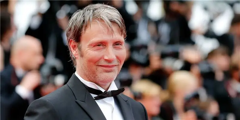 Мадс Миккельсен Собственный капитал: Вики, женат, семья, свадьба, зарплата, братья и сестры