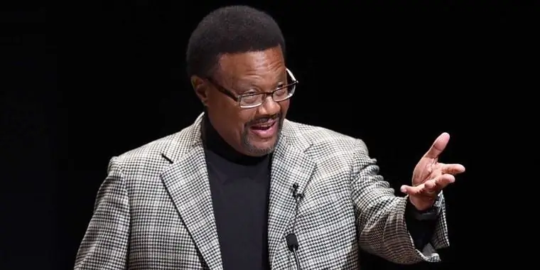 Грег Мэтис Чистая стоимость: Вики, женат, семья, свадьба, зарплата, братья и сестры