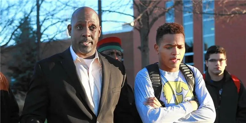 Десмонд Кларк Чистая стоимость: Вики, женат, семья, свадьба, зарплата, братья и сестры