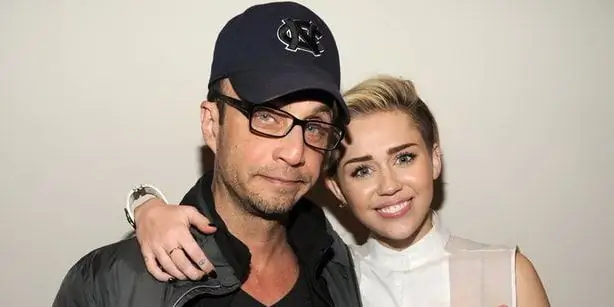 Ларри Рудольф Собственный капитал: Вики, женат, семья, свадьба, зарплата, братья и сестры