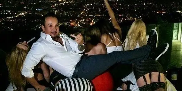 Тони Тутуни Собственный капитал: Вики, женат, семья, свадьба, зарплата, братья и сестры