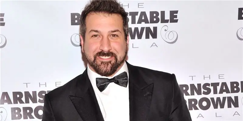 Джои Фатон Собственный капитал: Вики, женат, семья, свадьба, зарплата, братья и сестры