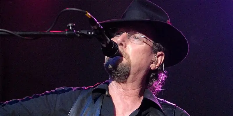 Роджер МакГуинн Собственный капитал: Вики, женат, семья, свадьба, зарплата, братья и сестры