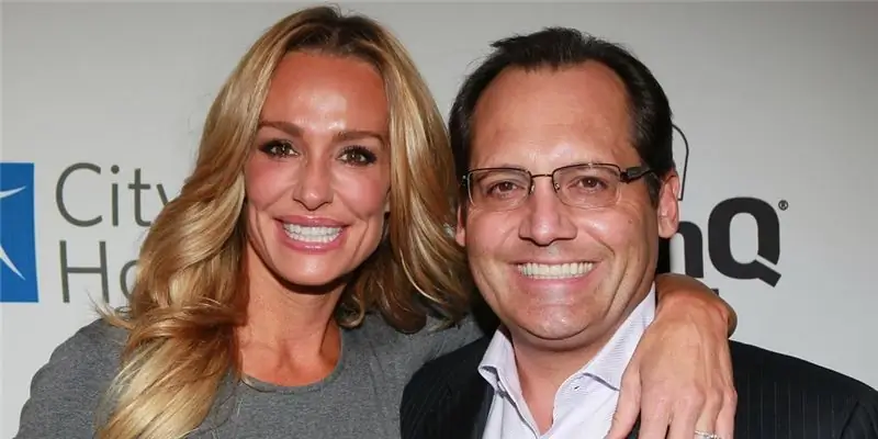 Рассел Армстронг Чистая стоимость: вики, женат, семья, свадьба, зарплата, братья и сестры