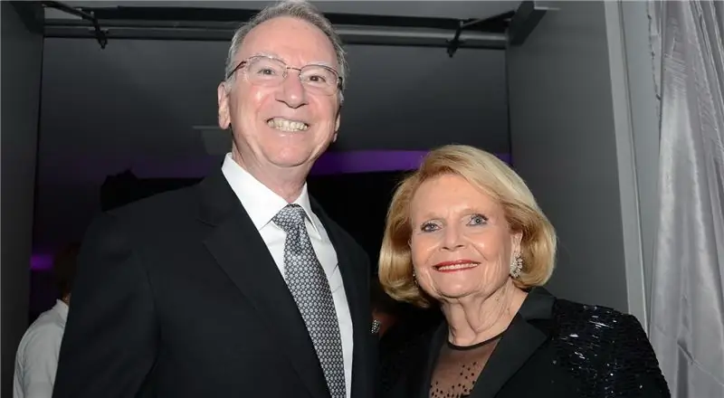 Ирвин Джейкобс Собственный капитал: Вики, женат, семья, свадьба, зарплата, братья и сестры